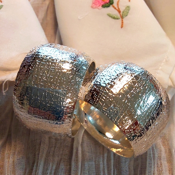 🌺 Set of 8 Silver Toned Metal Napkin Rings - Picture 9 of 12